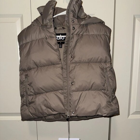 ALO YOGA GOLD RUSH PUFFER VEST Light Cocoa - Picture 3 of 6